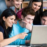 Personas mirando una computadora Facebook para negocio