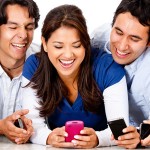 Latinos en redes sociales Grupo de personas con telefonos celulares