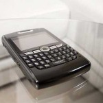 Telefono movil Blackberry smartphone over a table