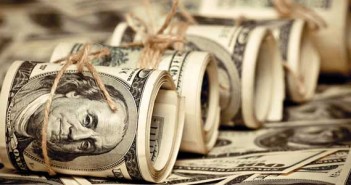 Los préstamos bancarios vuelven a crecer BIlletes de dolar doblados