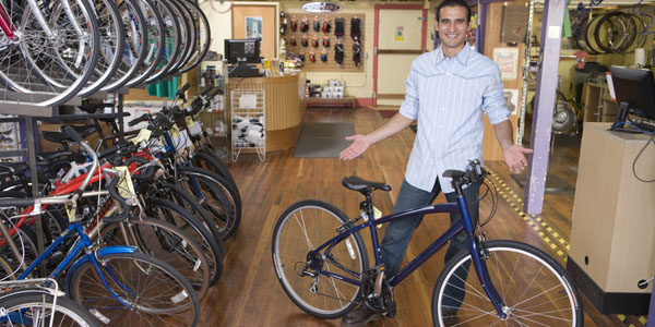 hombre en su tienda de bicicletas
