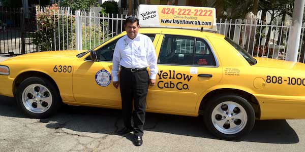 Imagen de taxista hispano en California