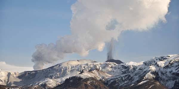 Imagen de volcan con fumarola