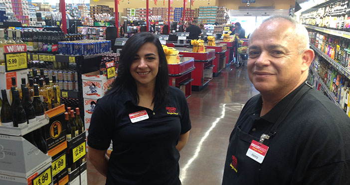 Henry y Brianna Martínez, dueños de Grocery Outlet en Azusa