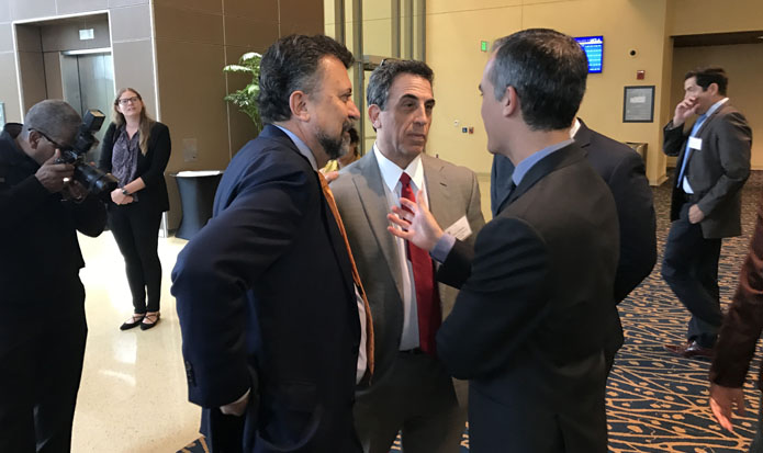 Eric Garretti, derecha, charla con Carlos García de Alba sobre las relaciones con México
