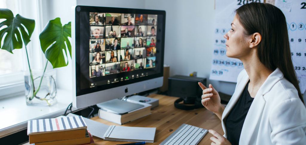 Mujer haciendo una videoconferencia con empleados que trabajan desde casa