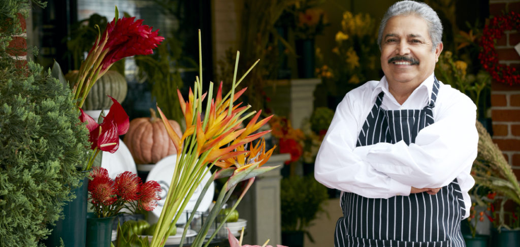 dueño latino de su propio local que es una florería