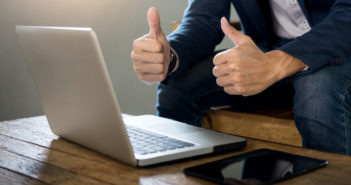 Cómo crear su marca personal para impulsar su negocio hombre de negocios hace señas de aprobación frente a su laptop