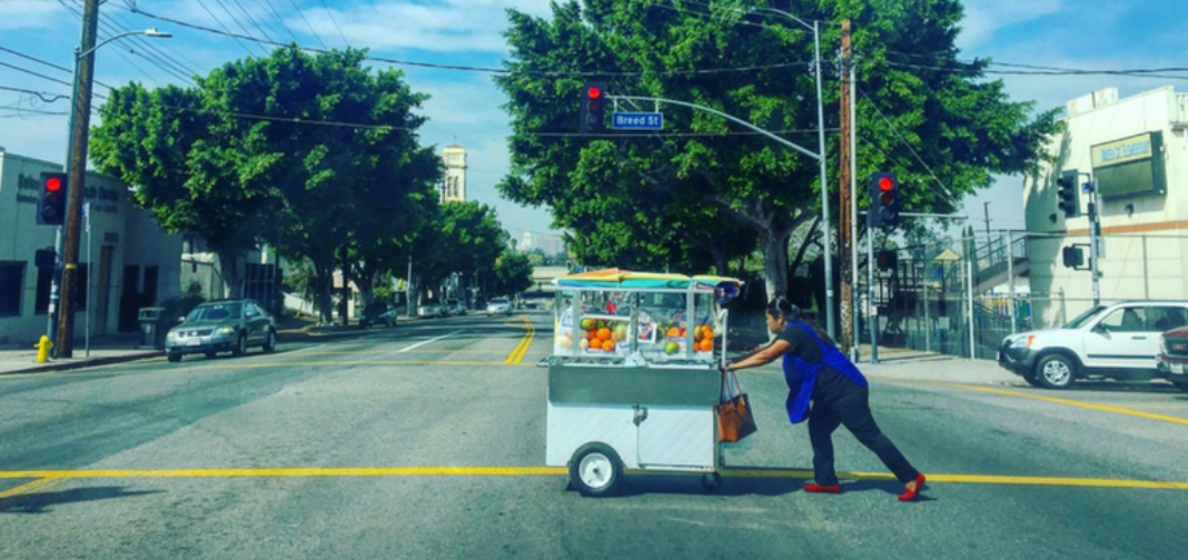 vendedora ambulante con su carrito en Los Ángeles
