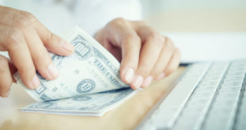 Su negocio está perdiendo dinero, ¿qué puede hacer? persona contando dinero de su negocio