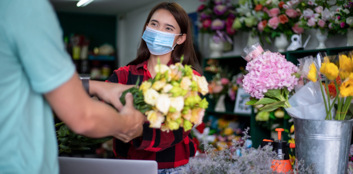 vendedora de flores en su local