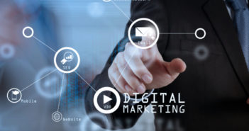 5 tecnologías imprescindibles para pequeñas empresas Hombre usando estrategias de marketing digital