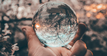 La filosofía puede ser la clave para alcanzar el éxito empresarial esfera de cristal como concepto de filosofía
