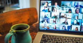Consejos para aprovechar al máximo las reuniones en línea laptop con videoconferencia por zoom