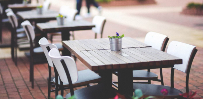 mesas en el exterior de un restaurante
