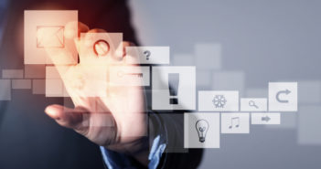 La tecnología es la clave del éxito en el mundo posterior a COVID hombre de negocios tocando íconos de tecnología