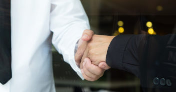 Cada vez más prestamistas PPP podrán ayudar a pequeñas empresas hombres de negocios dándose la mano