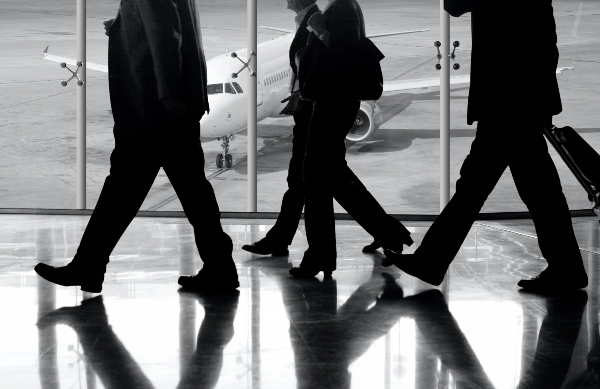 Hombres de negocios a punto de tomar un vuelo