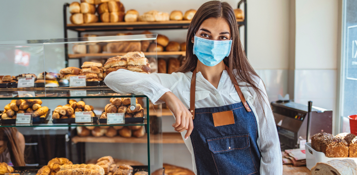 Mujer con cubrebocas en su panadería