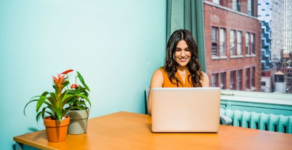 Mujer latina, así puedes ganar una beca para obtener una licencia de agente de bienes raíces