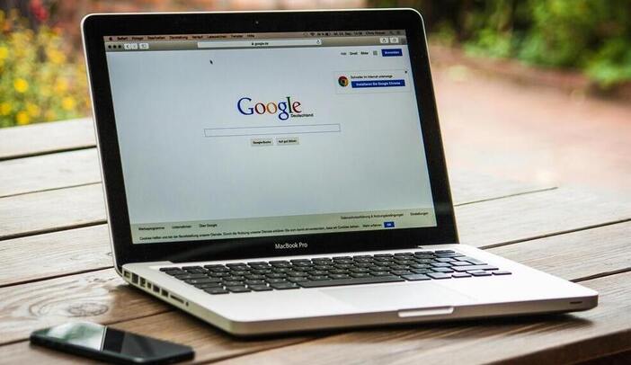 Laptop con el buscador de Google en la pantalla
